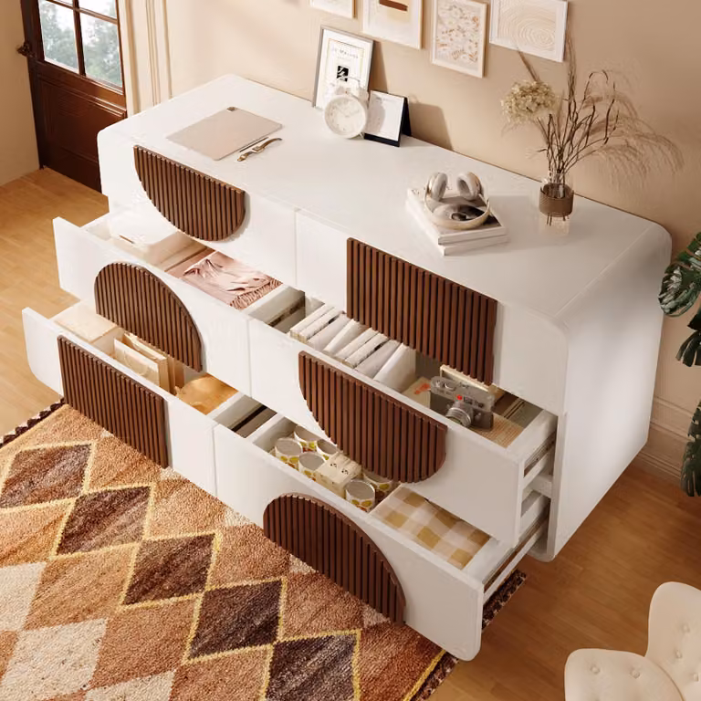 MODFU Comò bianco: credenza con 6 cassetti e listelli in legno marrone scuro, vetrina, mobile contenitore con cassetti scorrevoli e sistema anti-ribaltamento