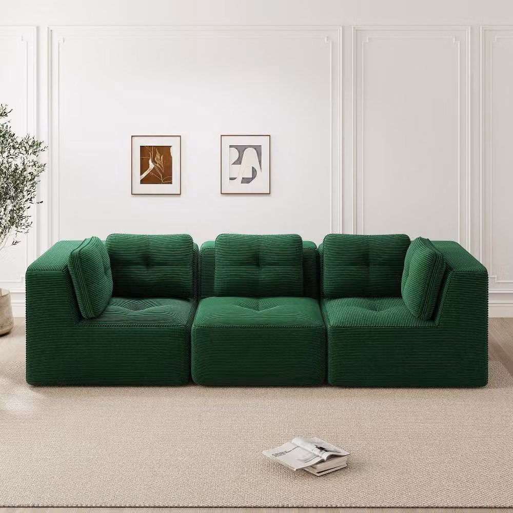 Divano modulare angolare verde in corda, senza struttura a vista. Divano a tre posti senza elementi aggiuntivi, con una profondità di seduta di 74 cm, dimensioni 297x104x69 cm.