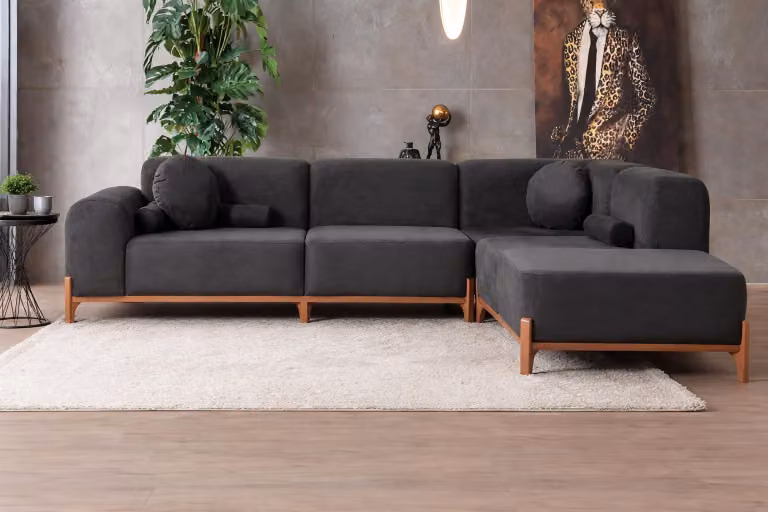 Divano ad angolo grigio di tendenza con cuscini e gambe in legno, perfetto per ambienti eleganti