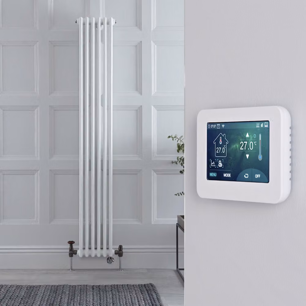 Radiatore Verticale Triplo Regent Bianco con Valvole Effetto Ottone Anticato, Termostato WiFi e Display Touchscreen, H: 180 cm, L: 29 cm