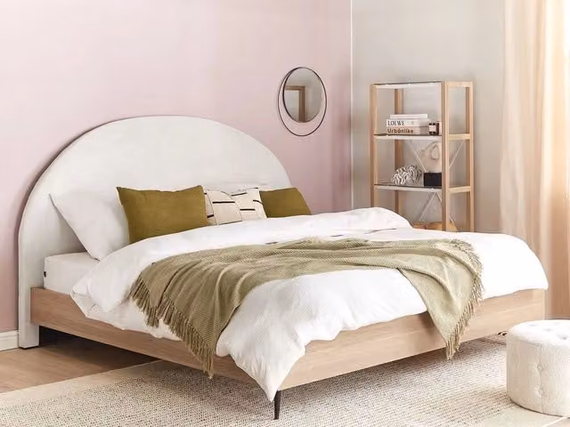Letto Beliani moderno con testiera imbottita in tessuto bianco e beige, telaio in MDF e metallo con base a doghe in legno, L/P/H: 180 x 200 x 130 cm – 1