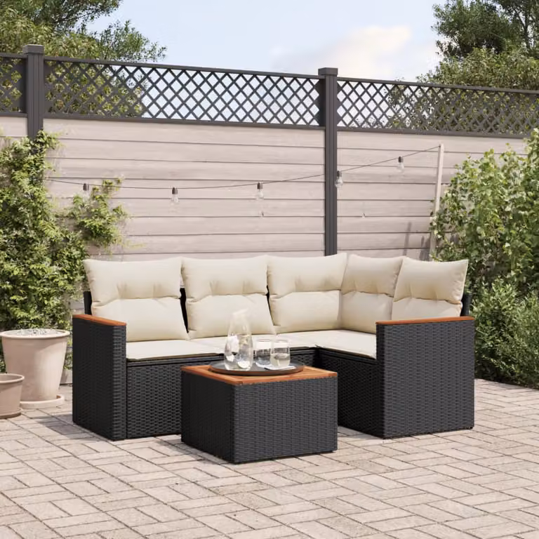 Set da giardino moderno vidaXL composto da 5 pezzi con divano a L, poltrone e tavolino da caffè in rattan nero e struttura in acciaio verniciato a polvere con cuscini bianchi rimovibili