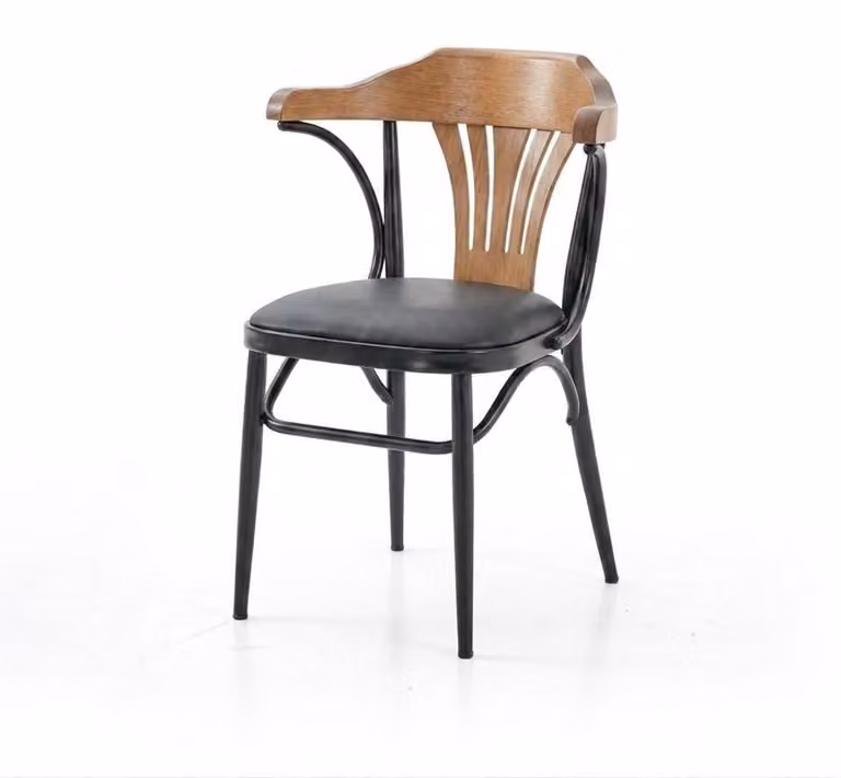 Sedia nera, comoda, imbottita, dal design moderno, in legno, pratica, elegante, con elementi in metallo