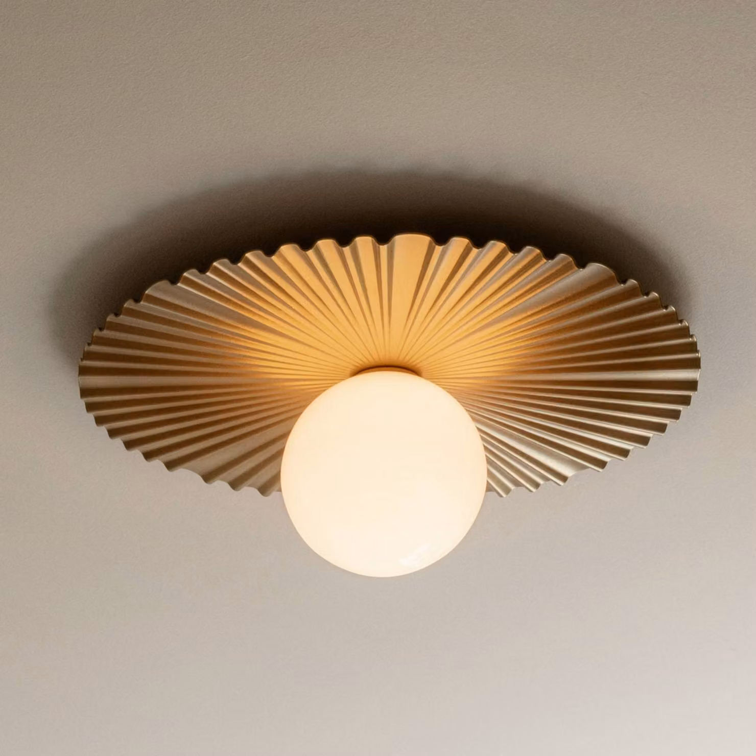Nuura Aps Applique da parete di design Liila Muuse, dimmerabile, Ottone / Oro, Bagno, Metallo, Scandinavo, Applique