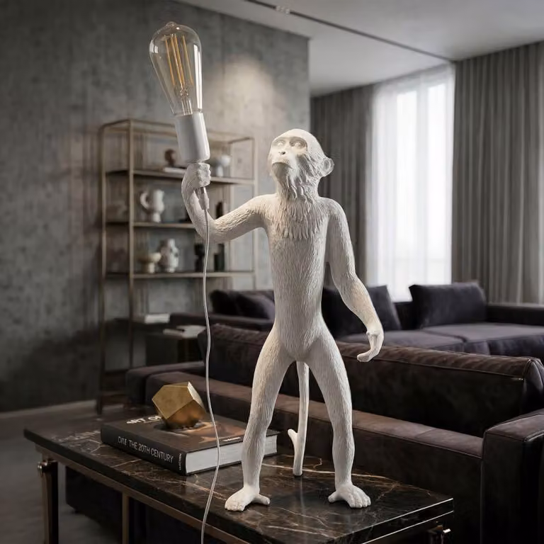 Lampada da tavolo a forma di scimmia, realizzata in resina, dimensioni 26x34x55 cm, colore bianco, design di Mauro Ferretti