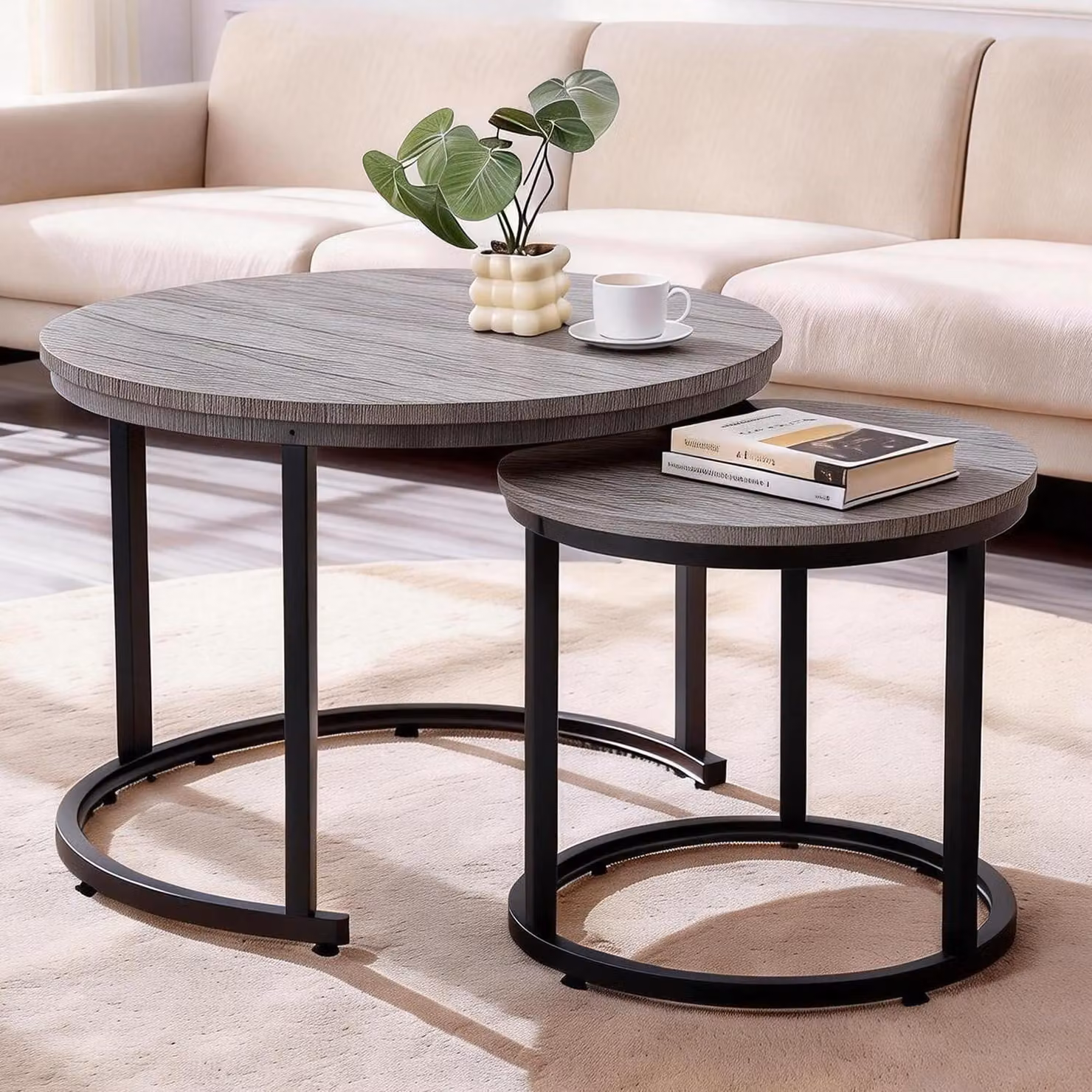 Set di due tavolini rotondi per il soggiorno, struttura in metallo, aspetto legno, colore grigio