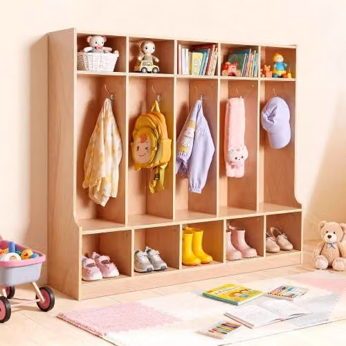 Armadio per bambini VEVOR in legno con ante a battente, scomparti interni e ganci, ideale per asilo nido e cameretta, colore marrone e beige, L: 66,5 cm, P: 31,75 cm, H: 136,9 cm