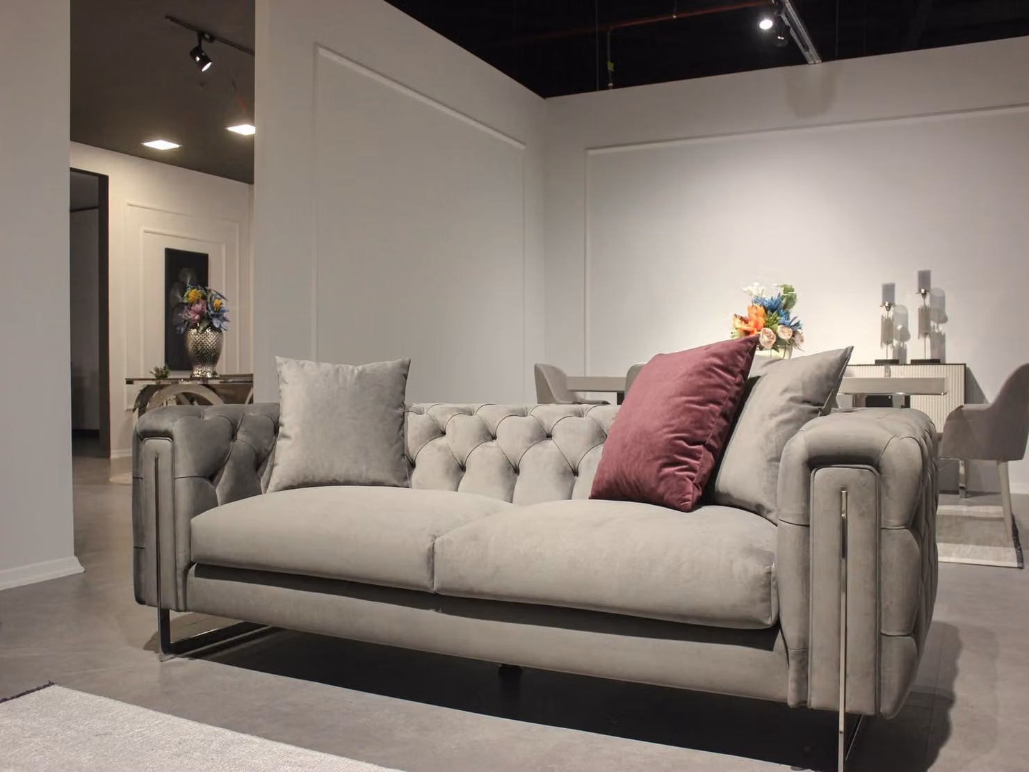 Moderne Hellgraue Chesterfield Couch Designer Polstersofa 3-Sitzer