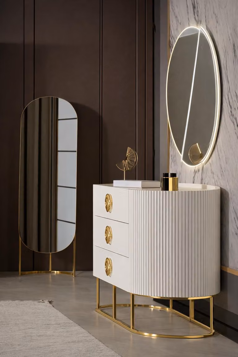 Elegante set composto da cassettiera e specchio da terra con dettagli dorati