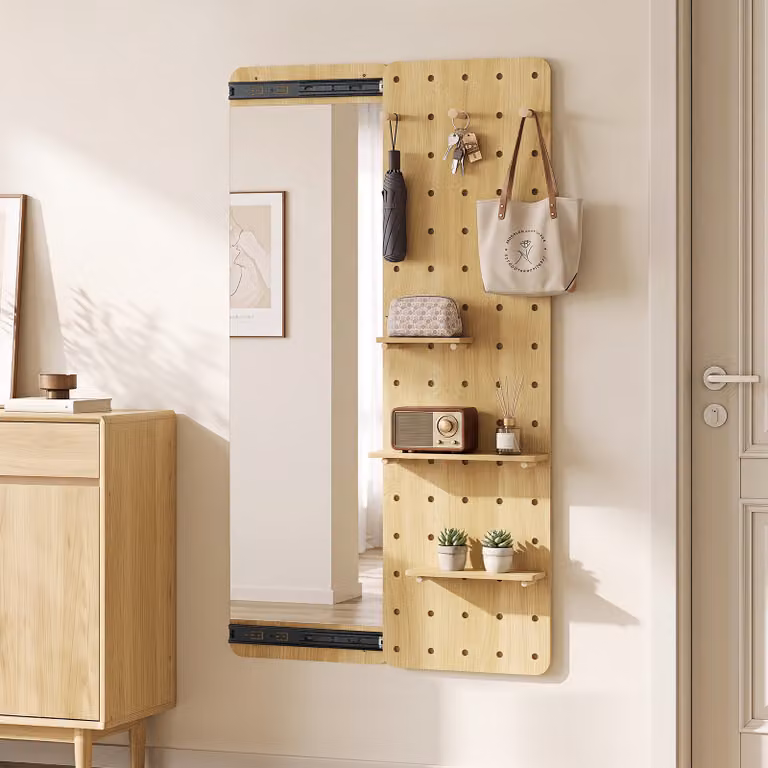 Specchio da parete Costway con pannello forato in legno, ganci e ripiani rimovibili, set portaoggetti moderno per ingresso e camerino, marrone e beige