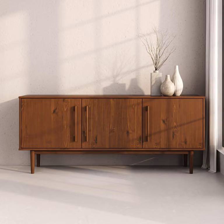 Credenza TECCA a 3 ante in legno massiccio, color castagno - mobile da soggiorno in stile metà secolo con ripiani regolabili e piedi alti