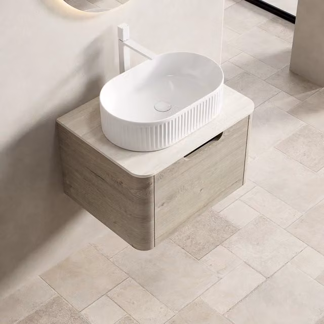 Mobile bagno sospeso con lavabo ovale in ceramica, piano in pietra sinterizzata effetto travertino e cassetto