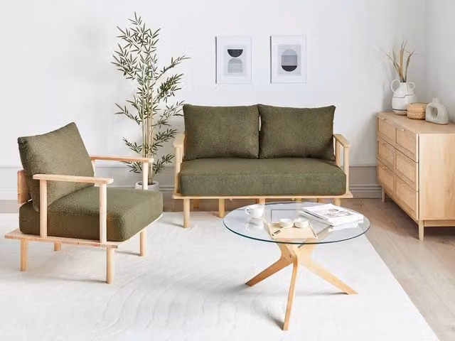 Set da salotto Beliani composto da divano a 2 posti e poltrona in tessuto bouclé verde con struttura in legno massello
