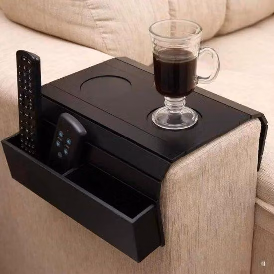 Piano del tavolo in legno ecologico e pieghevole con portabicchieri, ideale per bevande e snack.
