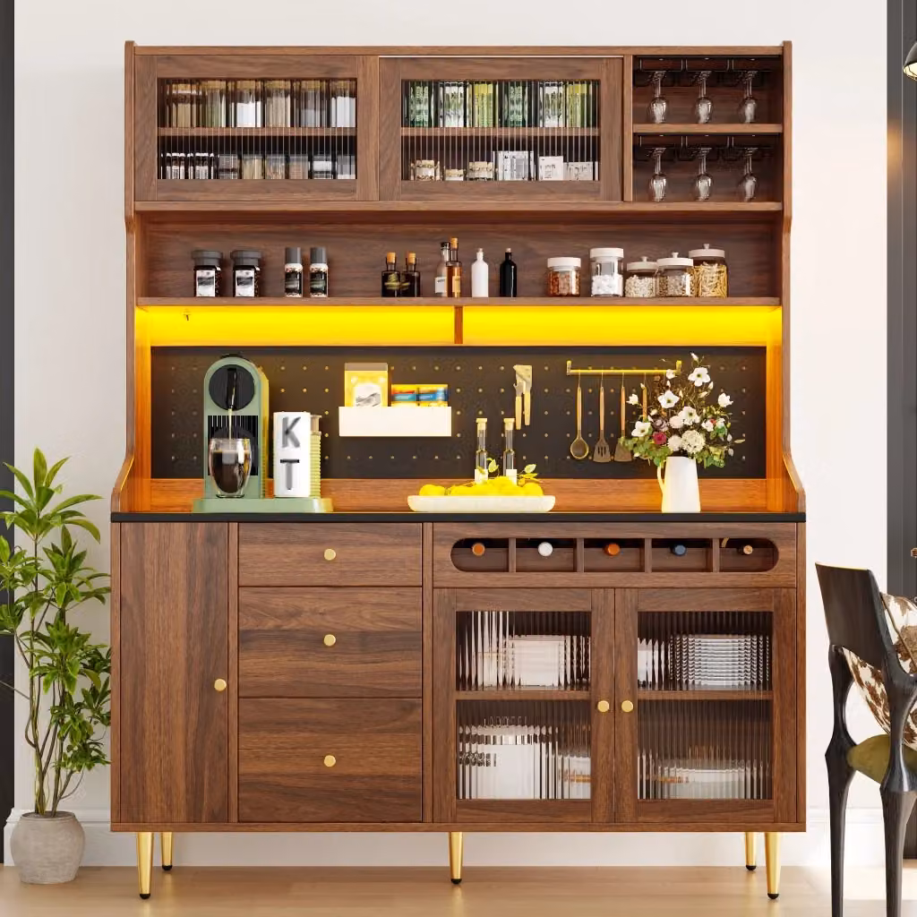 Credenza alta WISHDOR con LED intelligente, ante scorrevoli in vetro, ripiani interni, portabicchieri e portabottiglie, colore marrone, L: 145 cm, P: 39 cm, H: 171 cm – 2