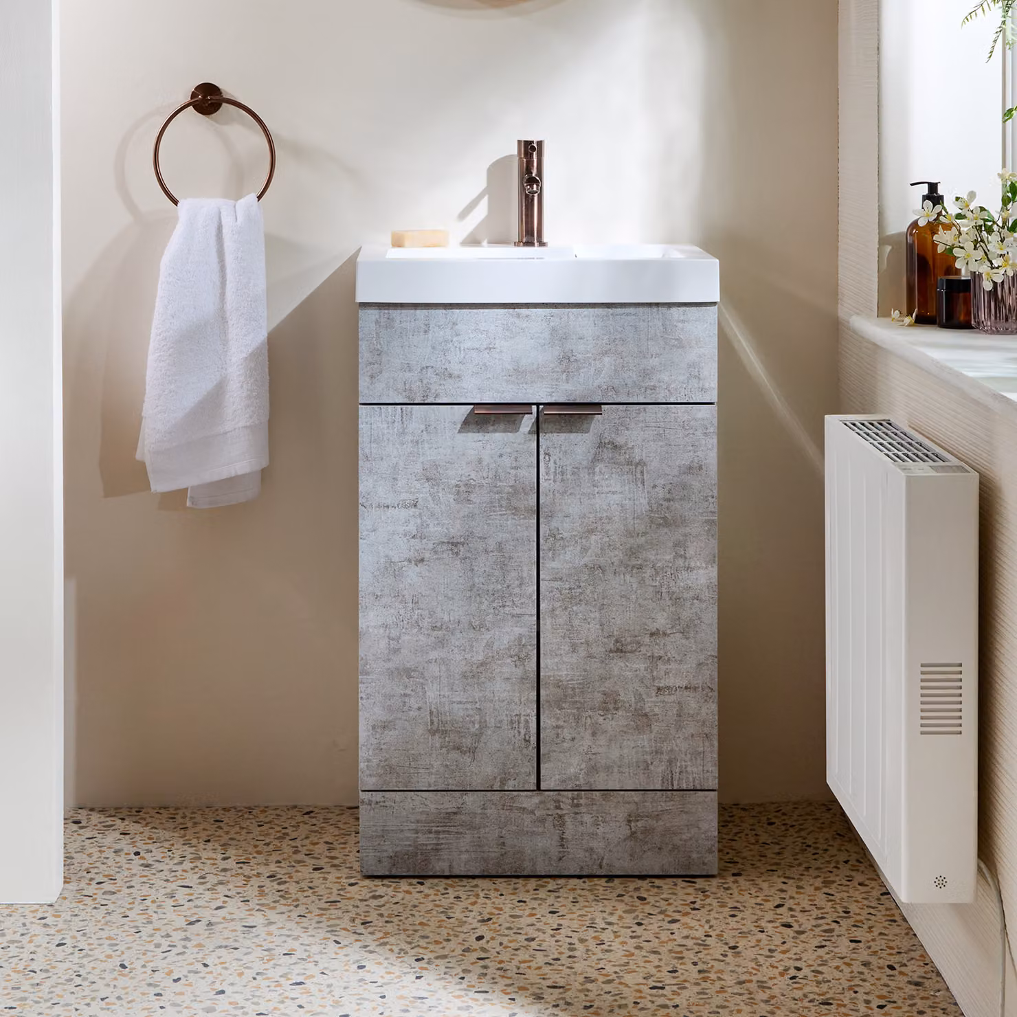 Mobile Bagno a Terra Grigio Cemento da 500mm con Lavabo e Maniglie con Impugnatura a Dito in Bronzo Spazzolato - Cluo