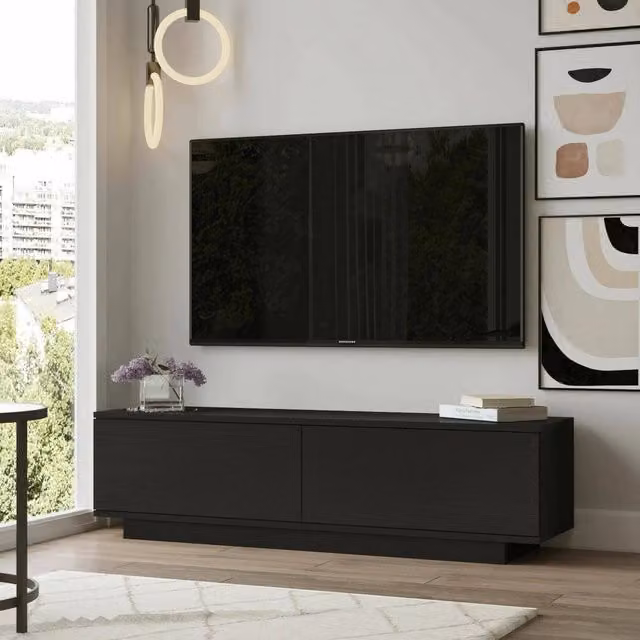 Mobile porta TV Goro DMORA, Credenza moderna per soggiorno in MDF nero opaco, L: 140 cm, P: 35,5 cm, H: 38,2 cm