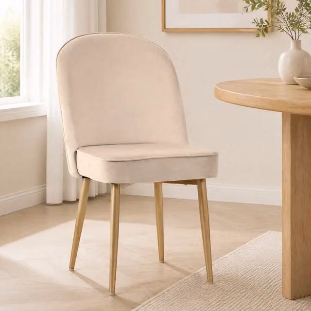 Sedia da pranzo beige in velluto con gambe in metallo dorato