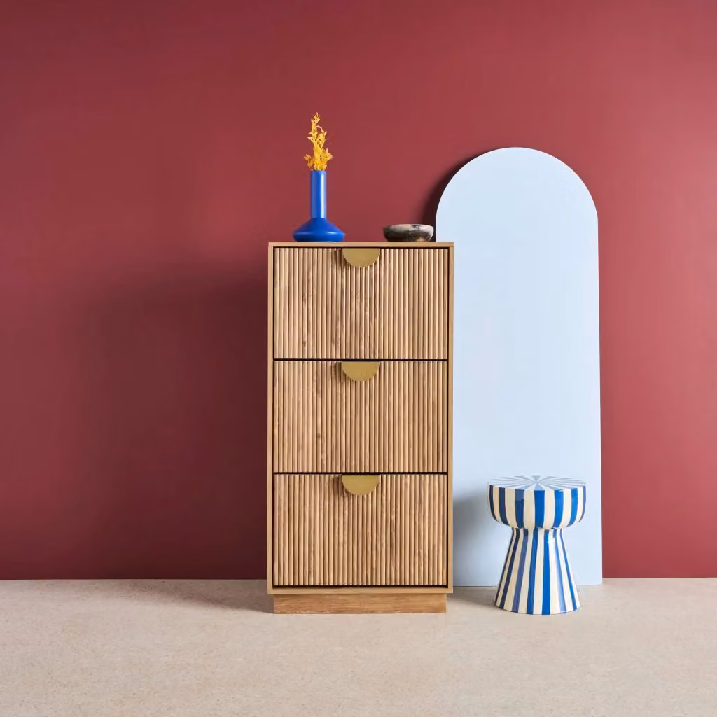 Scarpiera Sweeek in legno di mango marrone con 3 cassetti e design scanalato L: 121 cm, P: 25 cm, H: 60 cm – 2