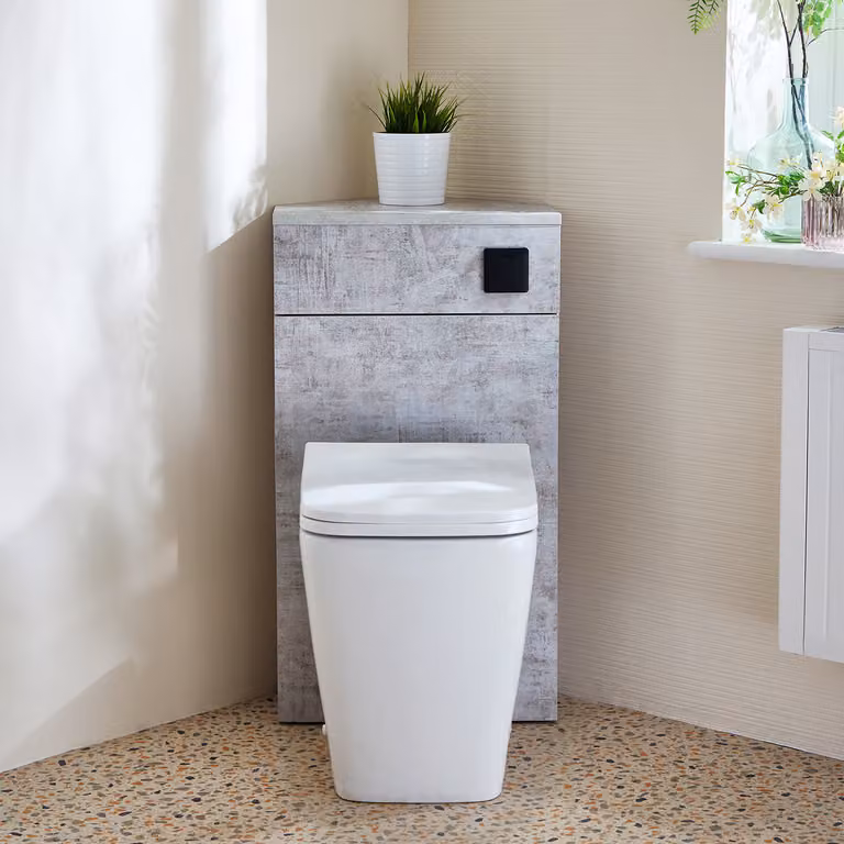 Unità WC Angolare in Grigio Cemento con Sanitario a Filo Muro Milton e Pulsante di Scarico Nero - Cluo