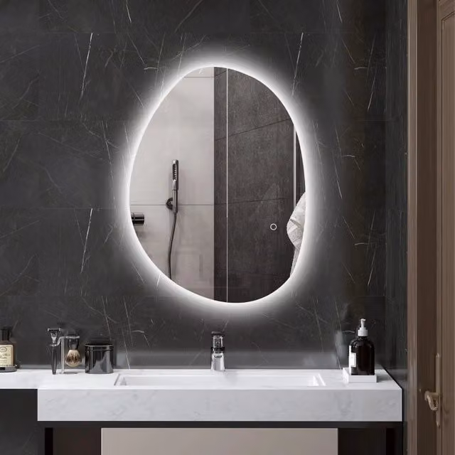 Specchio bagno asimmetrico ULEVR 58x79x9 cm con LED touch regolabile, antiappannamento e memoria, argento
