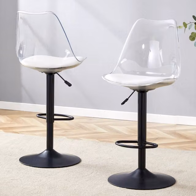 Set di 2 sgabelli da bar moderni e regolabili, con schienale in plastica trasparente e seduta in similpelle, gambe in metallo nero. Regolabili in alte