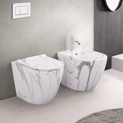 Sanitari filomuro Rimless Tokyo in ceramica effetto marmo bianco con sedile