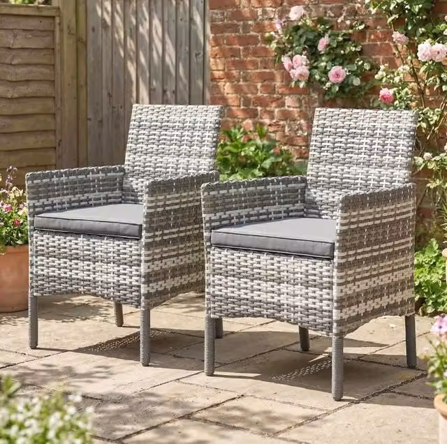 Set di 2 sedie da giardino MODFU in rattan grigio con cuscini e braccioli, L: 58 cm, P: 62 cm, H: 87 cm – 1