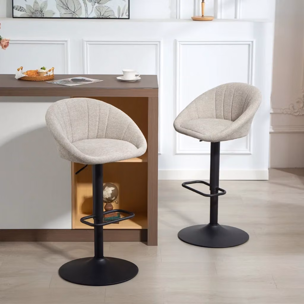 Set di 2 Sgabelli da Bar Giordanoshop con Seduta Girevole 360 Gradi in Tessuto Beige, Altezza Regolabile, L: 53,5 cm, P: 46 cm, H: 103 cm – 2