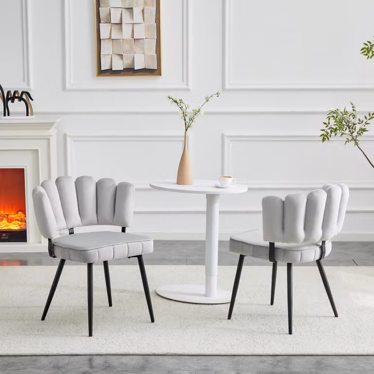 Set di 2 sedie da pranzo in stile europeo, con schienale decorato con motivi floreali e rivestimento in velluto. Velluto grigio chiaro e gambe in metallo nero, altezza 80 cm, ideali per la zona living e la sala da pranzo. Colori: nero, grigio chiaro