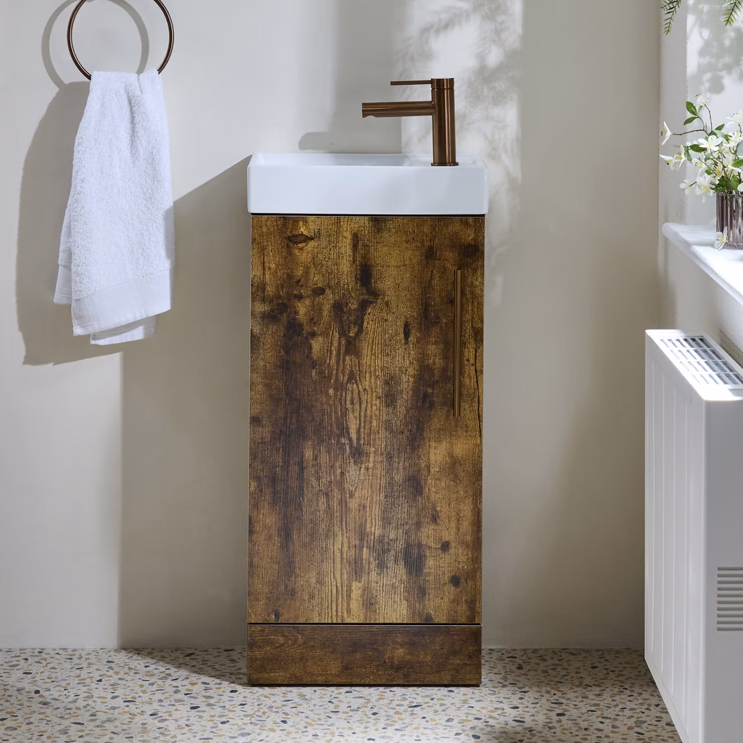 Mobile Bagno a Terra Rovere Scuro da 400mm con Lavabo e Maniglia con Barra a T Rame Satinato - Cluo