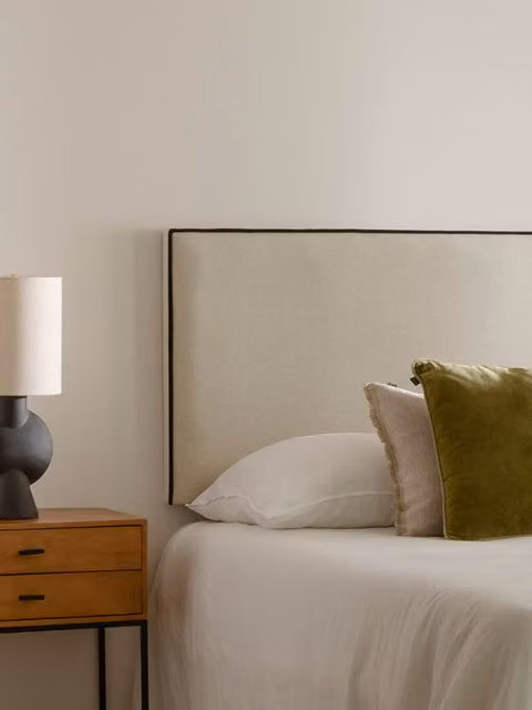 Testiera imbottita moderna Care Kenay Home beige con bordo nero per camera da letto 180 cm