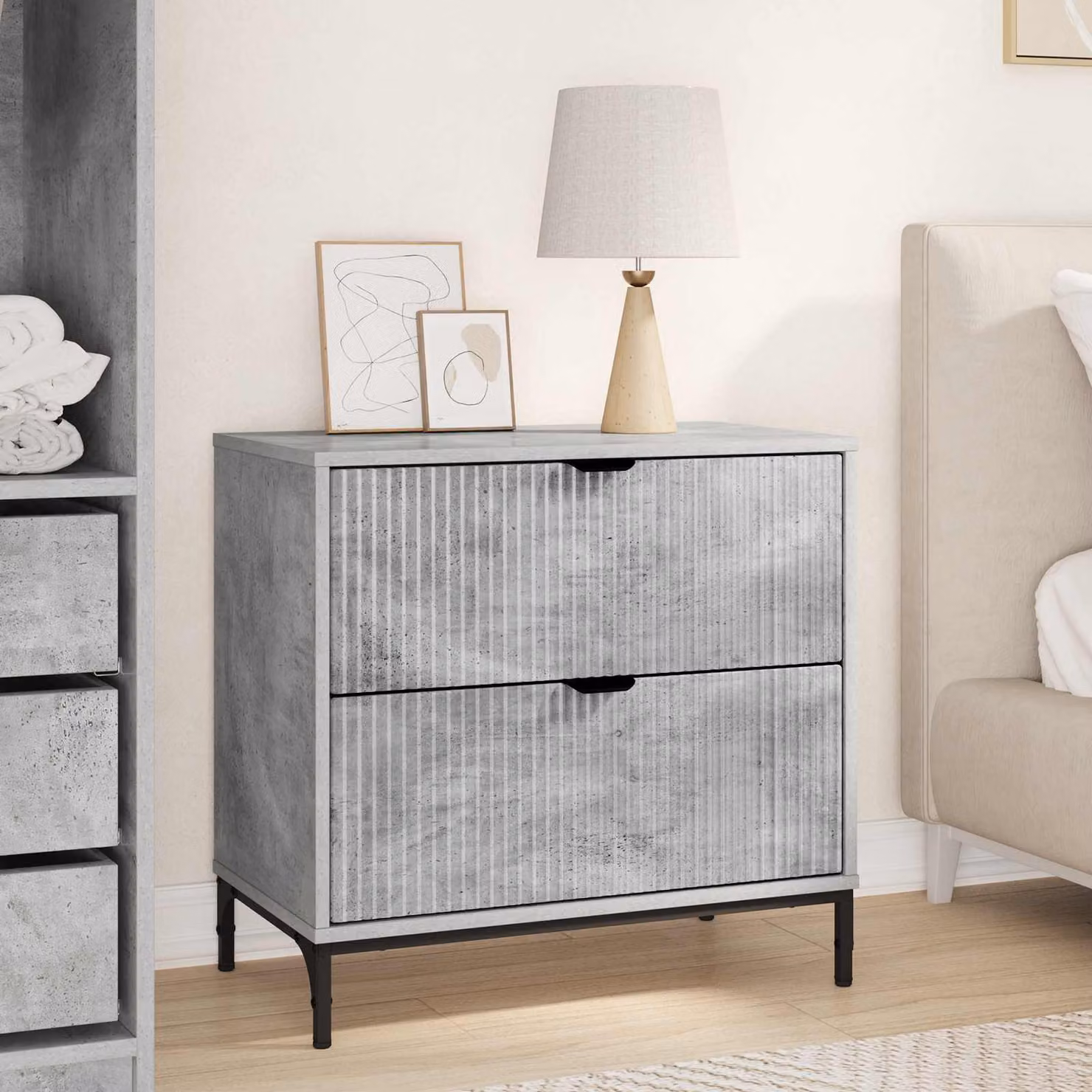Comodino moderno vidaXL in legno ingegnerizzato e metallo, Grigio cemento, L: 63.5 cm, P: 36 cm, H: 61 cm