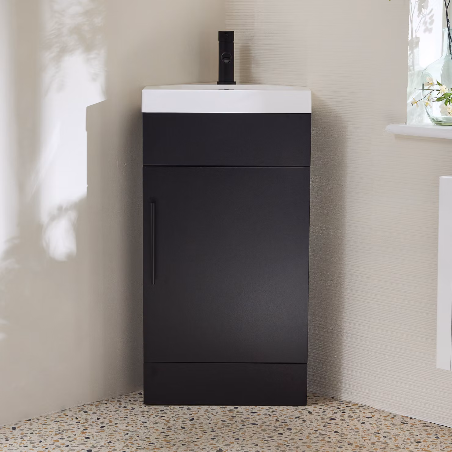 Mobile Bagno a Terra Angolare Grigio Nero da 450mm con Lavabo e Maniglia con Barra a T Nera - Cluo