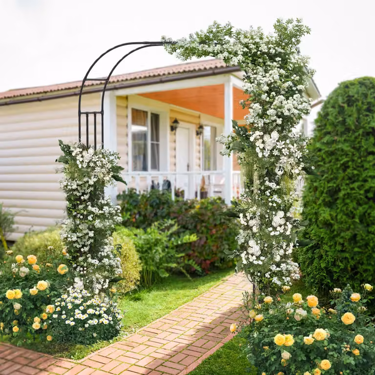 Arco da giardino Costway in metallo nero con graticcio per piante rampicanti, L: 153 cm, H: 240 cm
