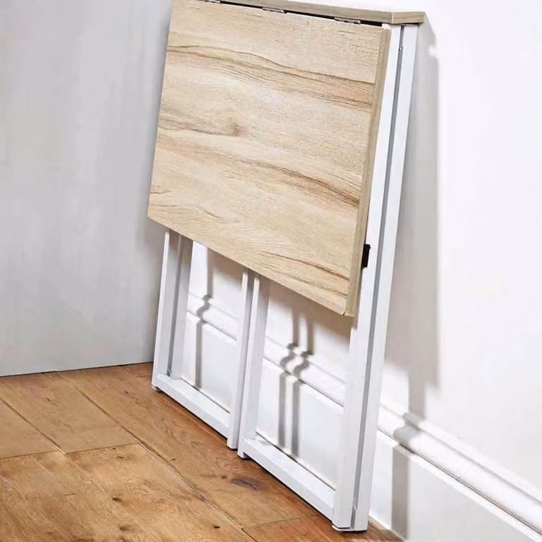 Tavolo pieghevole Easylife, scrivania salvaspazio già montata. Basta aprire le gambe, si ripiega facilmente per essere riposto. Ideale per: pasti, hobby e lavoro/studio. Dimensioni: L 80 x P 45 x H 74 cm