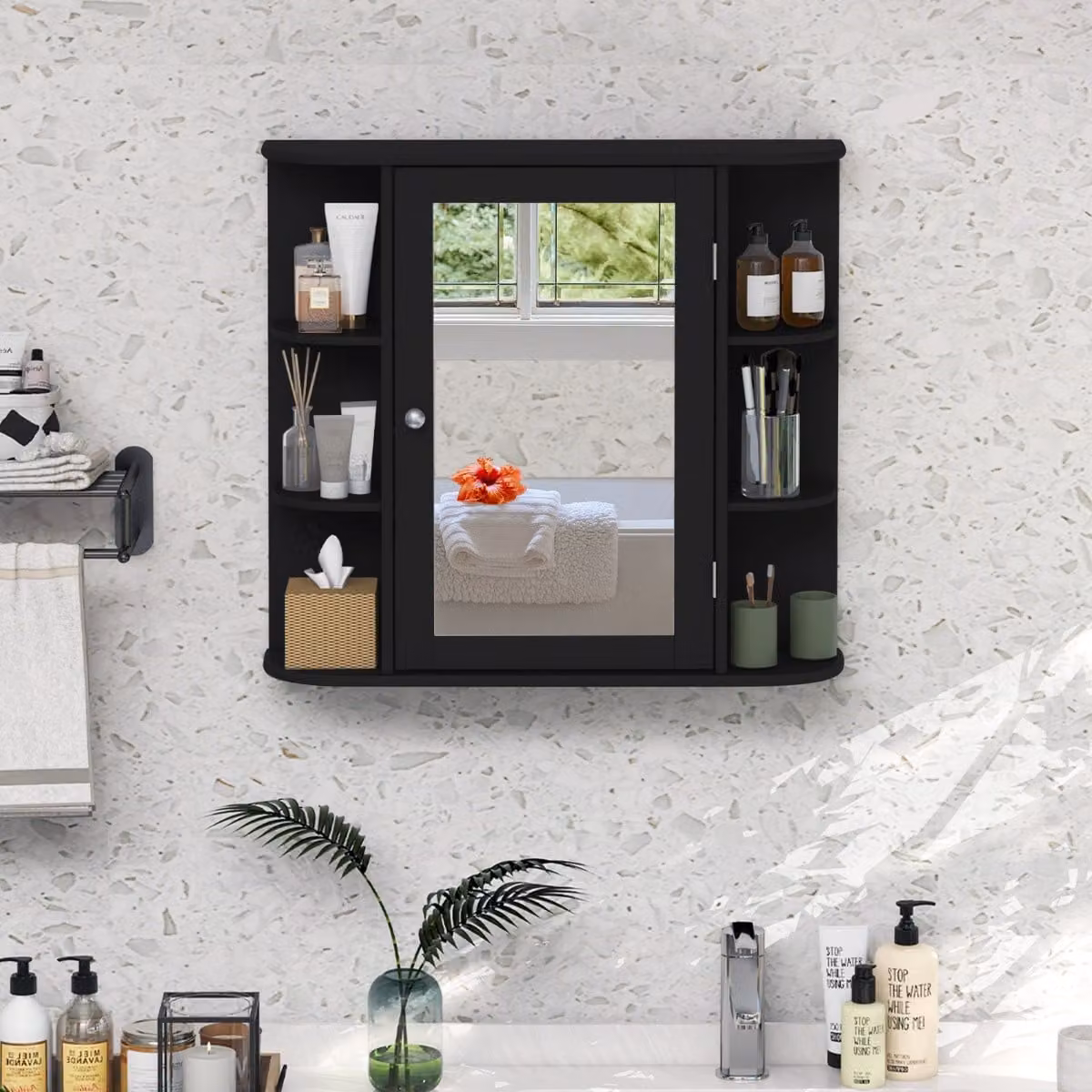Armadietto da bagno Costway con specchio e mensole regolabili in legno nero, design moderno da appendere al muro
