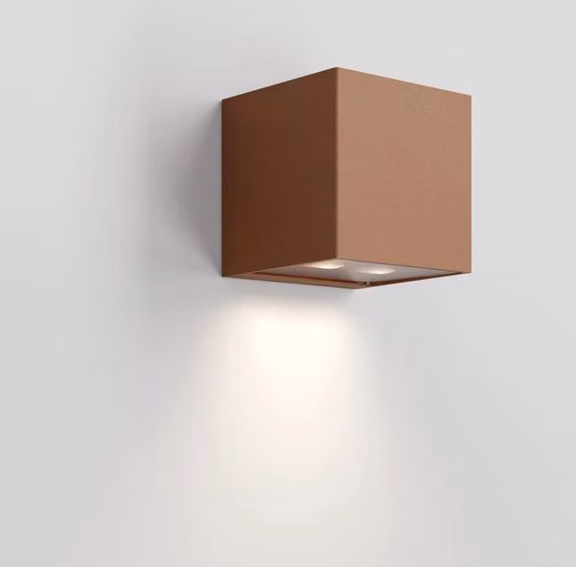Forward Lampada da parete a 2 luci asimmetrica per esterni in alluminio color marrone con LED 3000K 10.5W protezione IP54 L/P/H: 12 x 12 x 12 cm