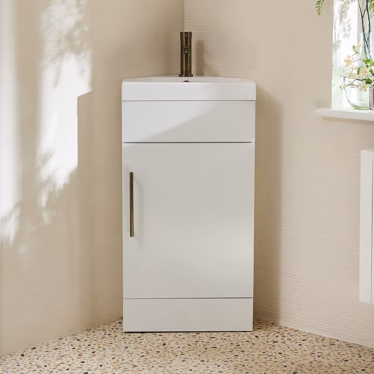 Mobile Bagno a Terra Angolare Bianco da 450mm con Lavabo e Maniglia con Barra a T in Ottone Spazzolato - Cluo