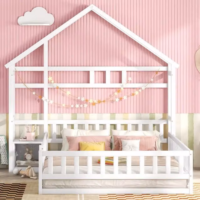 Letto per bambini a forma di casetta 140x200 cm con sponda di sicurezza e comodino; bianco