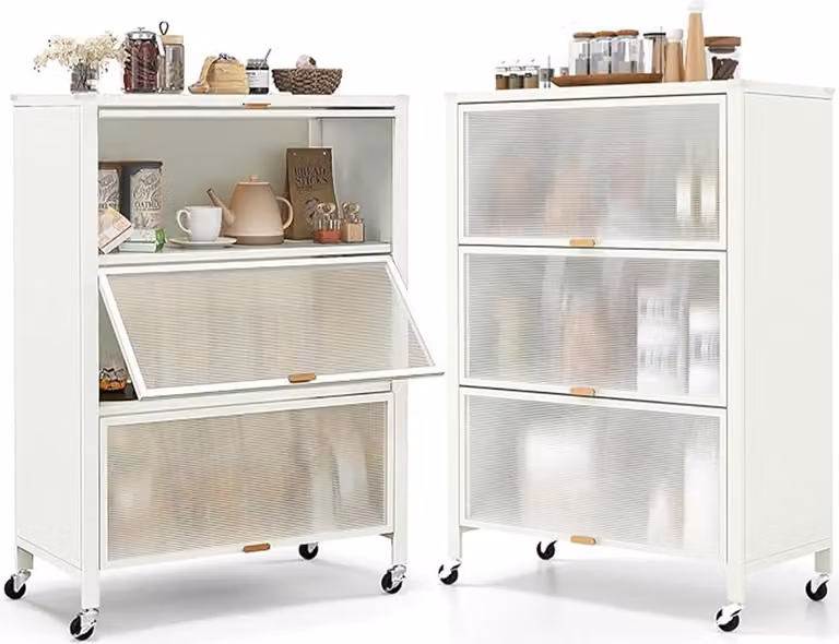 Armadio a 4 ripiani con ante a ribalta, scaffale da cucina con ante trasparenti e ripiani regolabili, supporto per microonde con rotelle universali, bianco