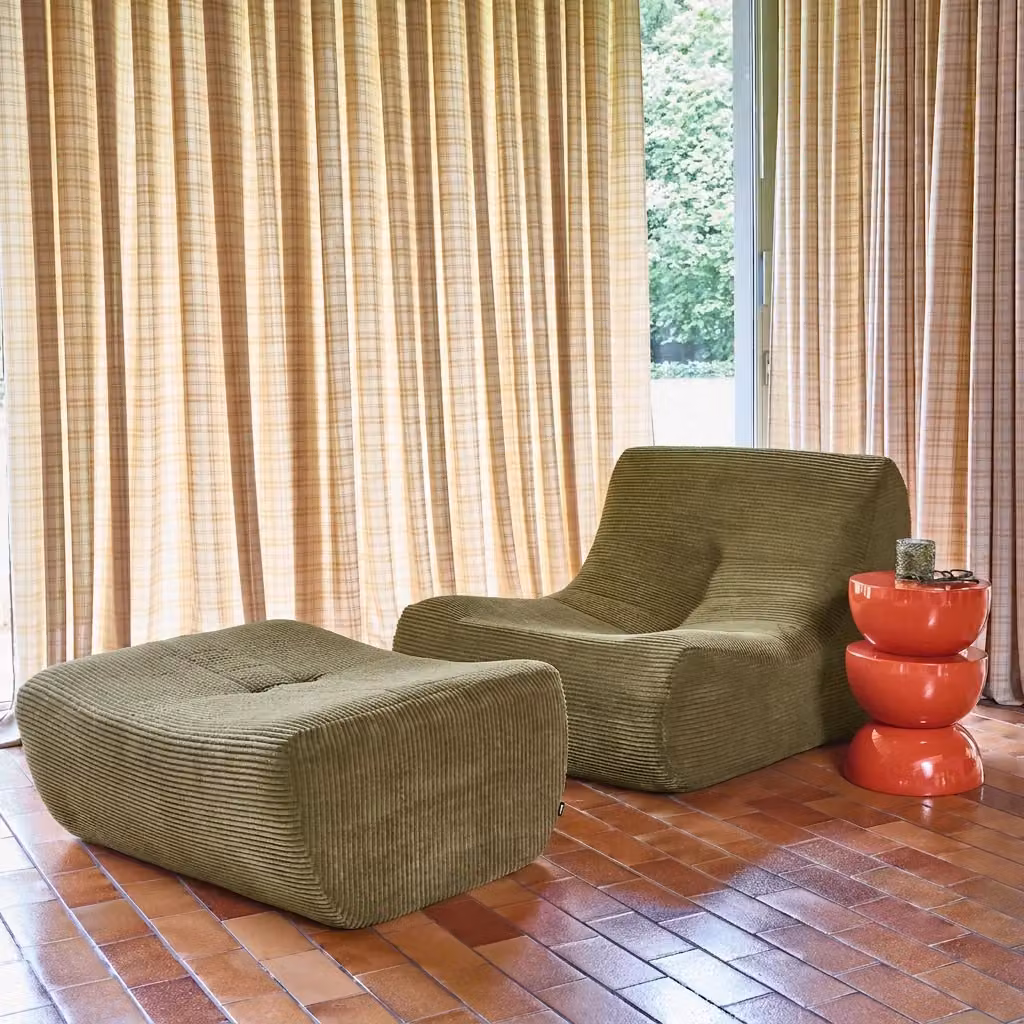Poltrona moderna Sweeek in velluto a coste con pouf coordinato disponibile in beige o verde – 2