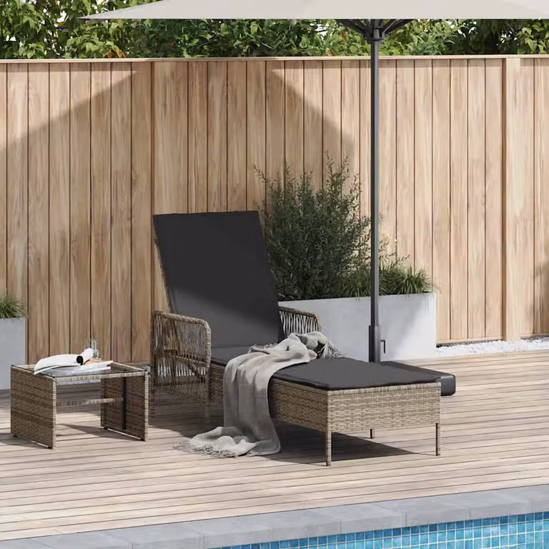 vidaXL Lettino da sole in polyrattan grigio con poggiatesta regolabile e struttura in acciaio verniciato a polvere