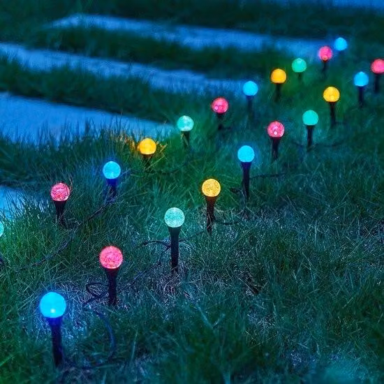 Ghirlande luminose a energia solare per terrazze: ghirlande rotonde di 6 metri di lunghezza, alimentate a energia solare, con 30 LED del diametro di 3,5 cm.