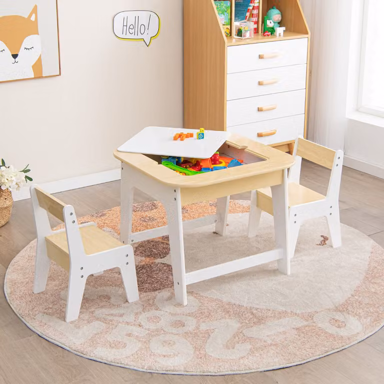 Set tavolo e 2 sedie ergonomiche per bambini Costway con piano lavagna reversibile e vano nascosto, stile scandinavo, colore naturale