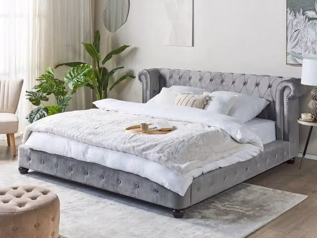 Letto Beliani in velluto grigio con testiera classica Chesterfield e rete a doghe in legno L/P/H: 180 x 200 x 126 cm