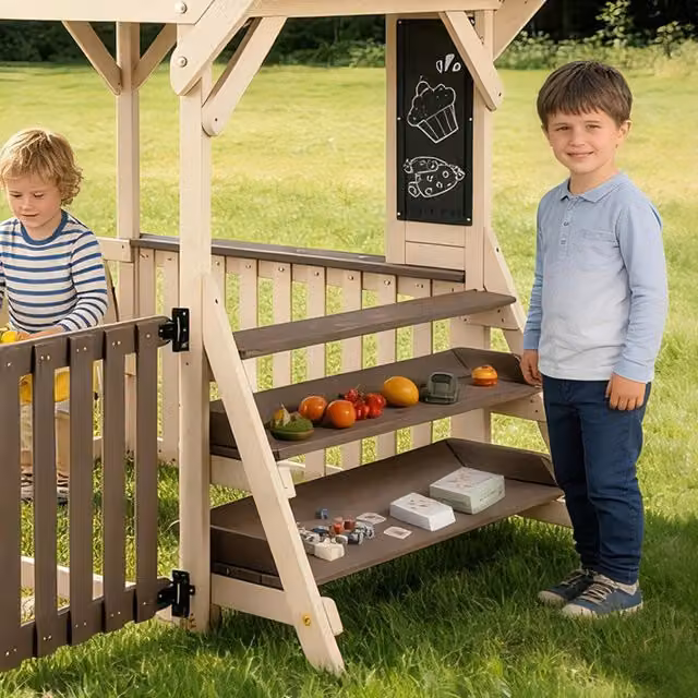 Cucina giocattolo per bambini da esterno a forma di casa con tetto antipioggia e ripiano in legno grigio beige