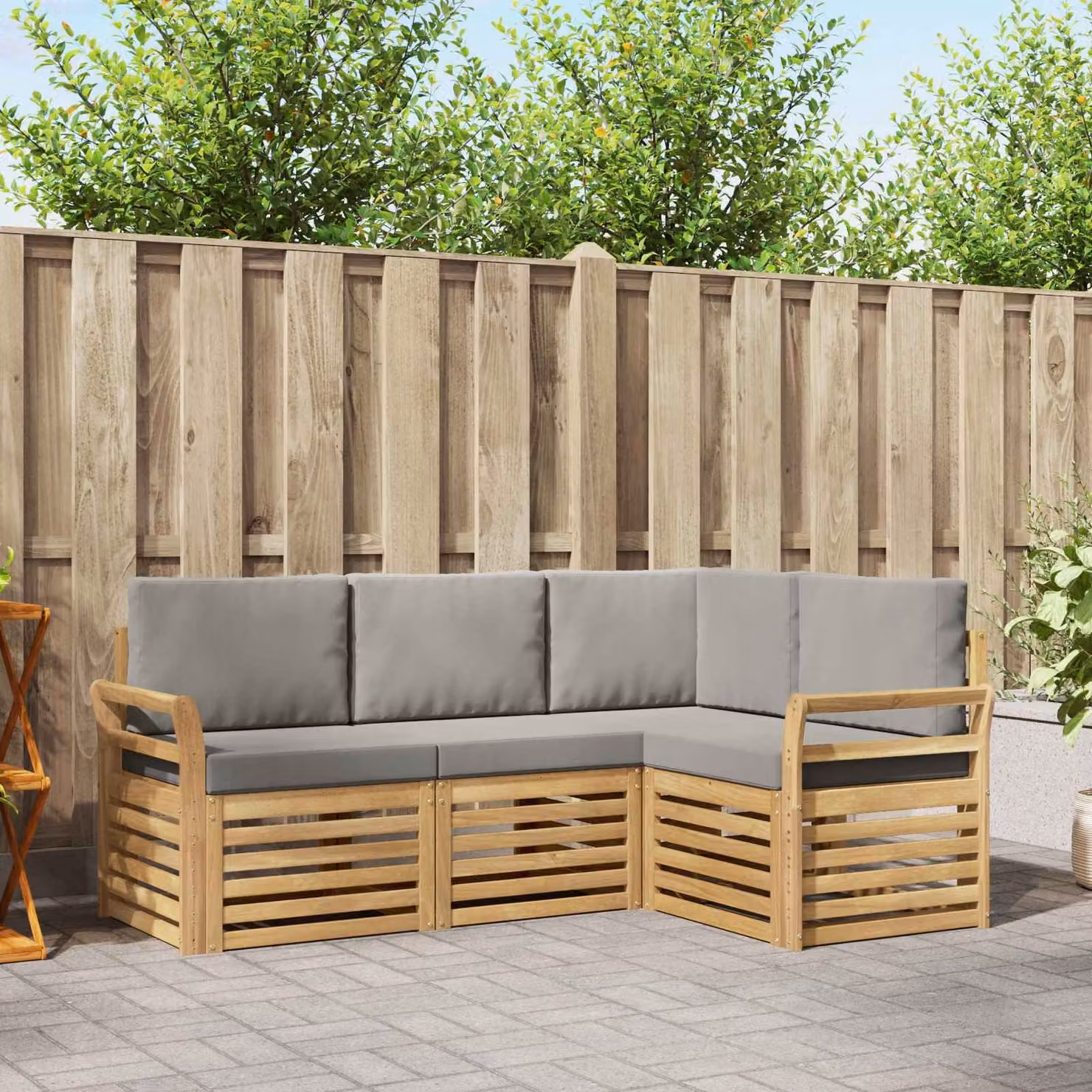 vidaXL Set di divani da esterno a L composto da 4 pezzi in legno di acacia con cuscini bianchi e grigi