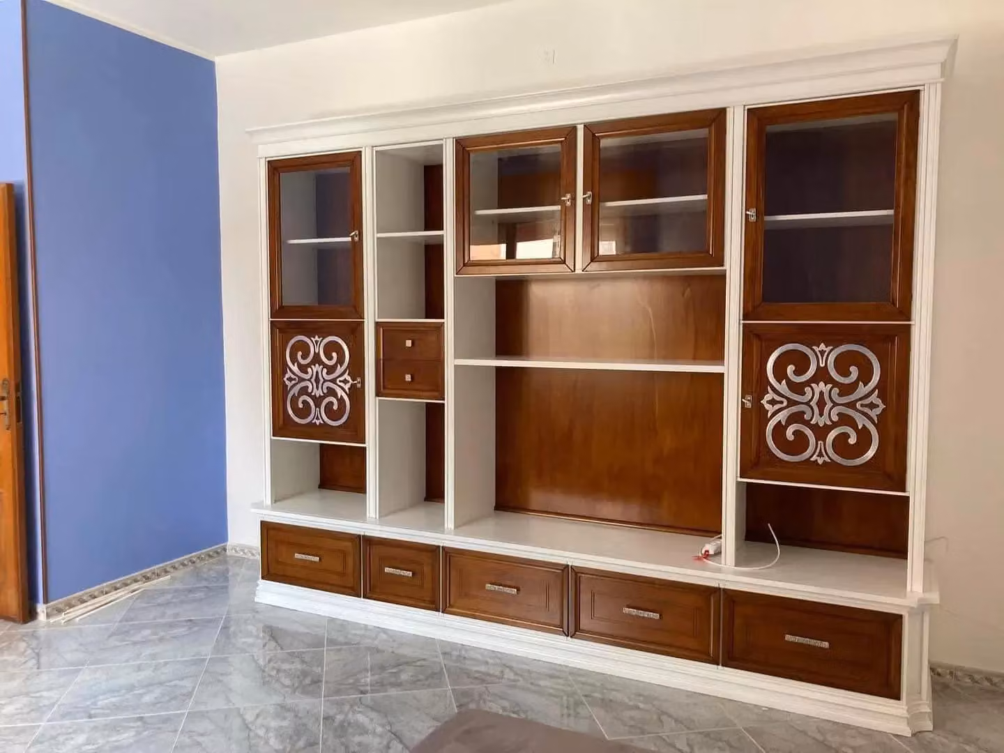 Parete attrezzata classica Mobili 2G in legno bianco noce con dettagli argento L: 328 cm, P: 55 cm, H: 245 cm – 2
