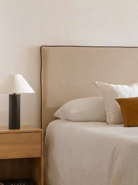 Testiera imbottita sfoderabile Naila Kenay Home beige con bordino nero 180 cm